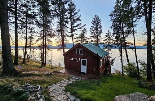 Sandpoint Cabin | Champagne Sunsets Lakefront with Loft & Dock, View & private waterfront
