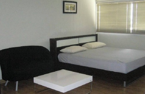 Ban Mai House | Chan Kim Don Mueang Guest House, free parking space and free Wifi.
