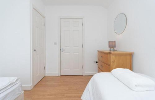 Eastleigh Apartment | Chandlers Ford 2-bedroom with free parking
