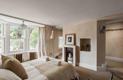 Shoreham-by-Sea House | Chantry House with Free Parking By My Getaways