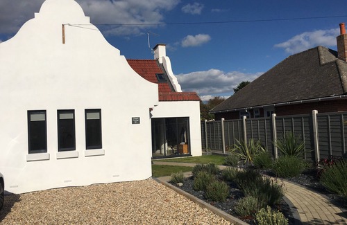 Bournemouth House | Chapel Cottage: Beautiful pet friendly family home within short walk to beach