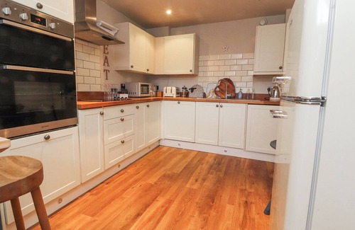 Long Preston Cottage | CHAPEL CROFT, pet friendly, with hot tub in Long Preston