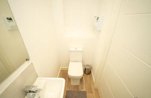 Worksop Apartment | Chapel Waters Sleeps 6 with Private Parking