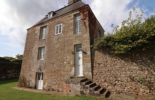 Rabodanges Cottage | Chaplain's House with Fireplace, Garden and Pets Allowed