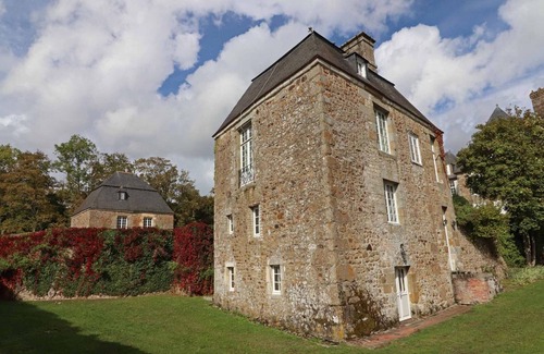 Rabodanges Cottage | Chaplain's House with Fireplace, Garden and Pets Allowed