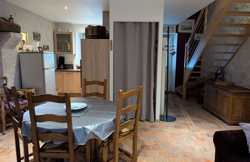 Saint-Hilaire-Saint-Mesmin Cottage | Charming Cottage Near Loire Castles: Cozy Living, Pet-Friendly, Wi-Fi, Outdoor Area