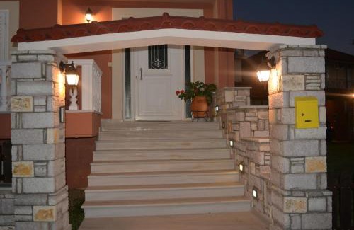 Archea Pissa House | Chara host