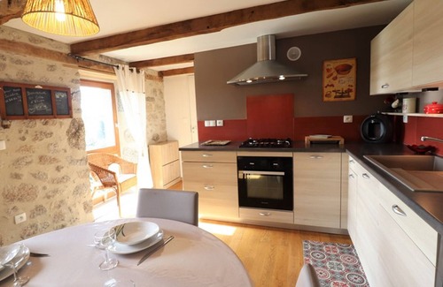 Saint-Mamet-la-Salvetat Cottage | Character house with garden, fireplace and wifi in Châtaigneraie cantalienne