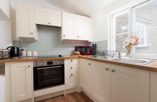 Instow Apartment | Character 3 bed apartment overlooking the beach sleeps 5 and takes 1 dog