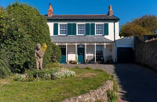 Instow Apartment | Character 3 bed apartment overlooking the beach sleeps 5 and takes 1 dog