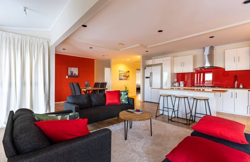 West Harbour House | Character 4BR Home - Seaview - Skyline - Hot tub
