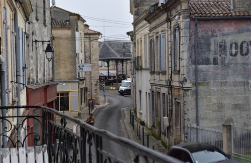 Bourg-sur-Gironde Apartment | Character apartment in city center