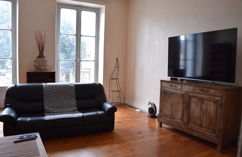 Bourg-sur-Gironde Apartment | Character apartment in city center