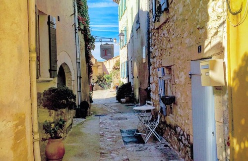 Ventabren House | Character apartment with independent entrance in a beautiful quiet village