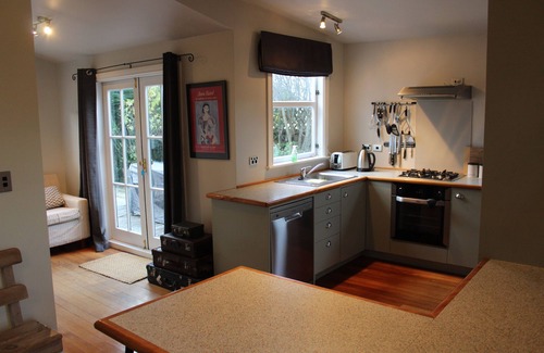 Martinborough Cottage | Character cottage stone's throw from The Square