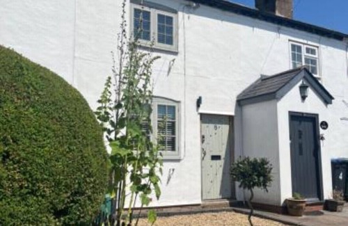 Snitterfield Cottage | Character cottage with hot tub - NEW