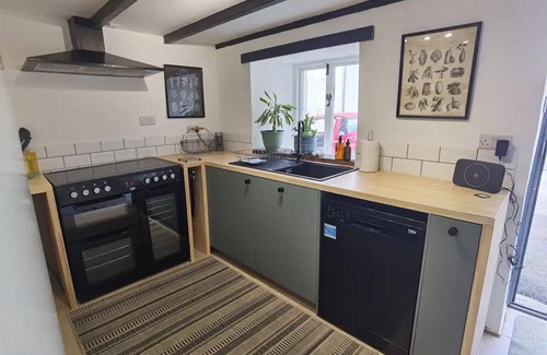 Roche House | Character cottage in centre of Cornwall with sun trap garden