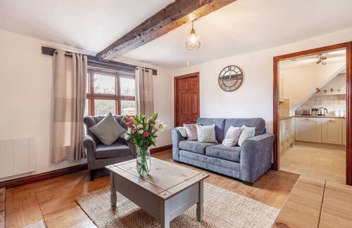 Eastgate House | Character, country 2bed house w/garden & parking