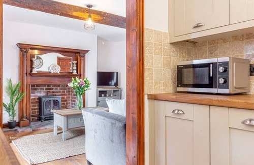 Eastgate House | Character, country 2bed house w/garden & parking