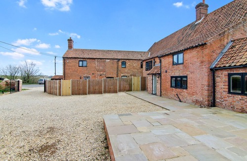 Eastgate House | Character, country 2bed house w/garden & parking