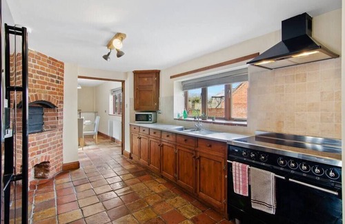 Eastgate House | Character, country 2bed house w/garden & parking