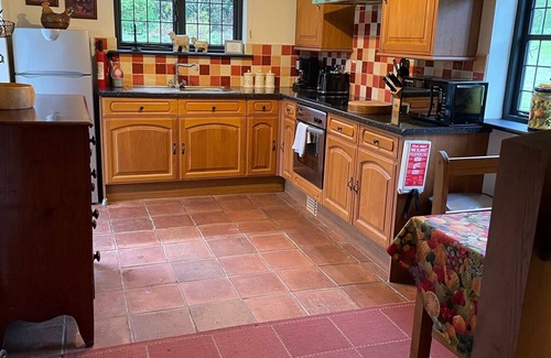 Ewhurst Green Cottage | Character Country Retreat with no contact check in/out, in historic 1066 country