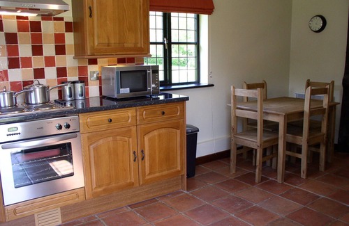 Ewhurst Green Cottage | Character Country Retreat with no contact check in/out, in historic 1066 country