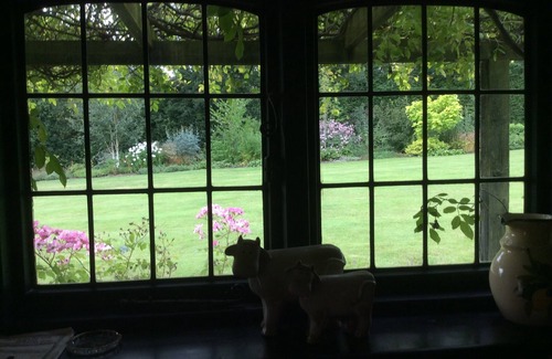 Ewhurst Green Cottage | Character Country Retreat with no contact check in/out, in historic 1066 country