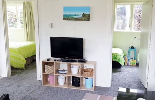 Riverton Cottage | Character Crib, 300m from Riverton's Taramea Bay popular swimming beach!