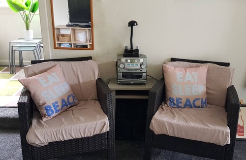 Riverton Cottage | Character Crib, 300m from Riverton's Taramea Bay popular swimming beach!
