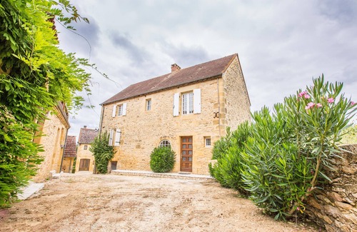 Marquay House | Character gîtes in old farmhouse, swimming pool (6-8personnes) in wooded grounds