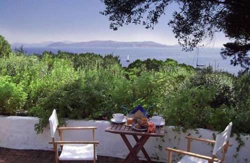 Punta Sardegna Villa | Character house with front garden of the sea