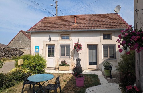 Faverolles Cottage | Character house with garden and terrace, near Langres