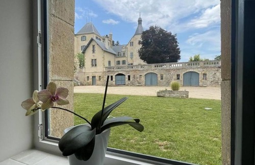 Vernusse Cottage | Characterful home with pool, parking, pets allowed, wifi