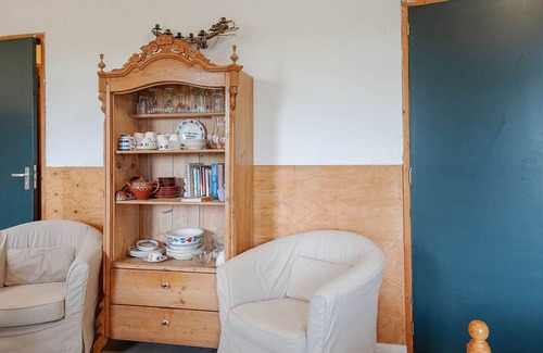 Burum Apartment | Characteristic headlong hull farm with thatched cover