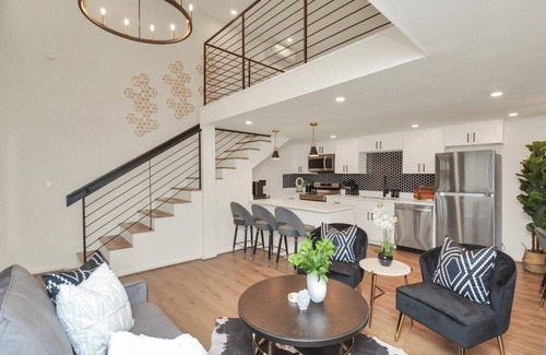 Greater East End House | ⭐️Charcoal Serenity Retreat⭐️HotTub⭐️10BR⭐️10.5 Bathrooms⭐️Fully Gated w/Pkng⭐️