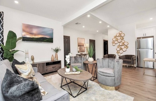 Greater East End House | ⭐️Charcoal Serenity Retreat⭐️HotTub⭐️10BR⭐️10.5 Bathrooms⭐️Fully Gated w/Pkng⭐️