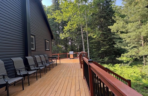 Gravenhurst Cottage | Charcoal Tree House: Cozy Cottage, Luxe Deck, Stargazing, Theatre, Forest Views