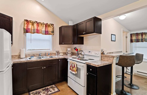 Geneva-on-the-Lake Cottage | Chardonnay Cottage - GOTL Strip - Cozy & Quaint