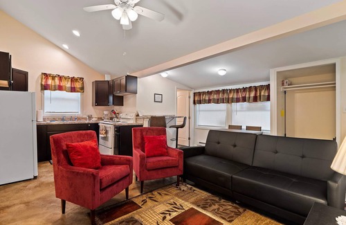 Geneva-on-the-Lake Cottage | Chardonnay Cottage - GOTL Strip - Cozy & Quaint