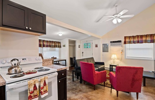 Geneva-on-the-Lake Cottage | Chardonnay Cottage - GOTL Strip - Cozy & Quaint