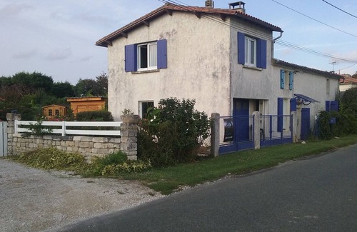 Saint-Romain-de-Benet House | Charentaise house with mature garden