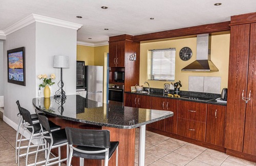 Paradise Beach House | Charis to Theo - Relax in Style at This 3-bedroomed Langebaan Holiday House