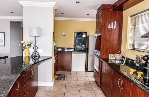 Paradise Beach House | Charis to Theo - Relax in Style at This 3-bedroomed Langebaan Holiday House