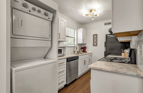 College Station Apartment | Charleston-1st Floor 2 Bdrm, Walk to A&M, King Bed