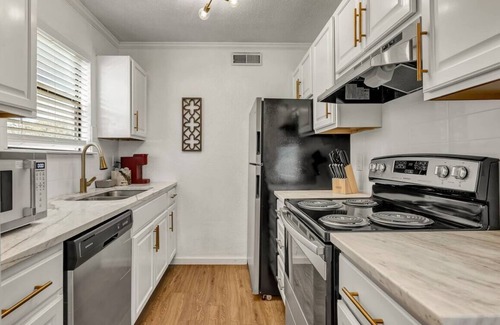 College Station Apartment | Charleston-1st Floor 2 Bdrm, Walk to A&M, King Bed