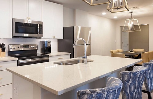 Cannonborough Elliotborough Resort | Charleston 2 BR presidential with balcony overlooking King St prime location