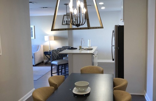 Cannonborough Elliotborough Resort | Charleston 2 BR presidential with balcony overlooking King St prime location