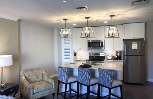 Cannonborough Elliotborough Resort | Charleston 2 BR presidential with balcony overlooking King St prime location