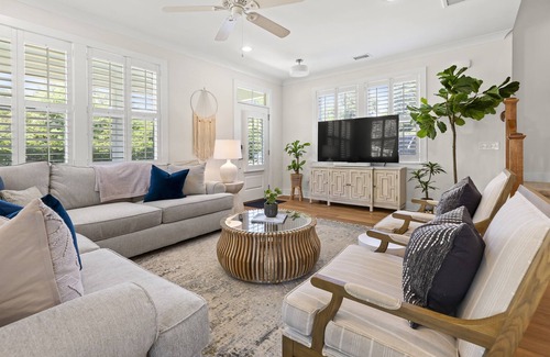 Charleston House | Charleston Beaches Pool Heated Spa King Suite